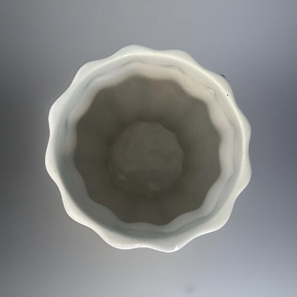 9 1/4” Tall White Vase Vintage WCL Scalloped Home Decor Table Centerpiece Entry - Picture 5 of 16